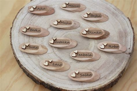 Svadobné menovky z netradičných materiálov (drevo, kameň)