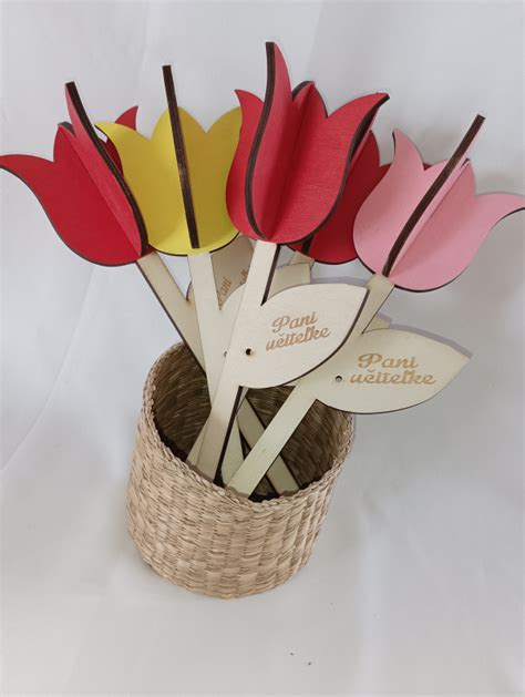 šablóny alebo predlohy pre papierový hrnček a tulipány