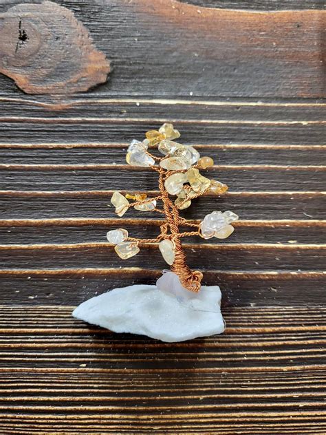 Ilustrácia rôznych stromčekov šťastia s rôznymi kameňmi