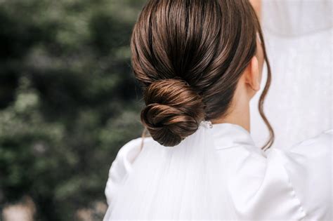 Nevesta s polodlhými vlasmi v elegantnom svadobnom účese