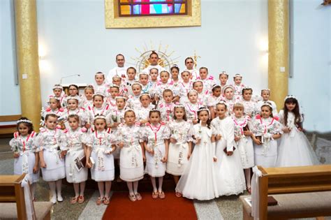 Tematické foto: Dieťa prijímajúce prvé sväté prijímanie