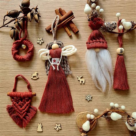 Rôzne handmade vianočné ozdoby a macrame dekorácie