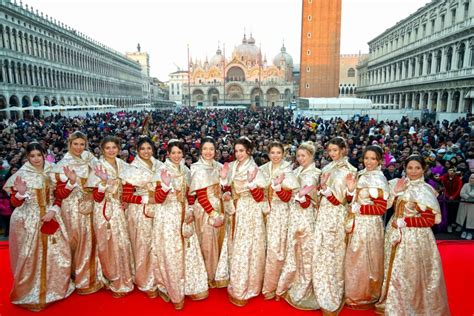 Fotografia dievčat v historických kostýmoch počas Festa delle Marie v Benátkach