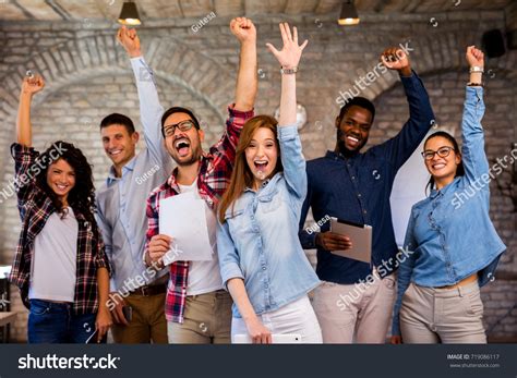 Fotografia: Happy people celebrating a birthday, raising glasses