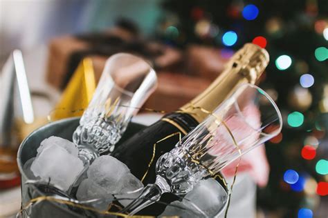 Fľaše šampanského a prosecca s pohármi