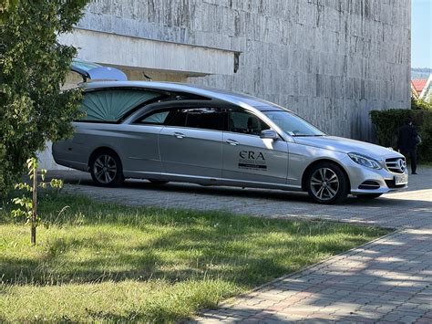 Tematická fotografia: Rozdiel medzi kvetmi na kremáciu a klasický pohreb