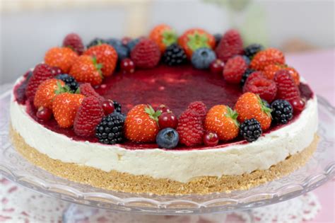 Pohľad na nepečený cheesecake s ovocím