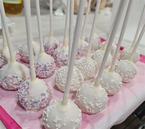 Výber malých sladkých maškŕt, ako sú cake pops a guličky