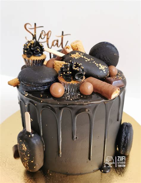 Detailný záber na hladkú čokoládovú ganache stekajúcu po bokoch torty (drip cake efekt)