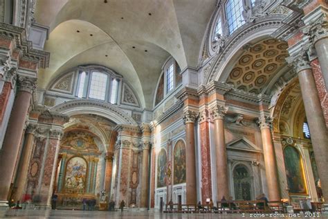 Pútnici pred bazilikou Santa Maria degli Angeli