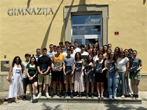 ilustračné foto stužkovej slávnosti, šťastní maturanti so zelenými stužkami