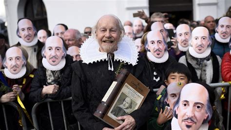 Sprievod v dobových kostýmoch oslavujúci Williama Shakespeara v Stratforde nad Avonou