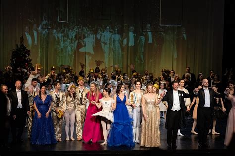 Princ Charles recituje verše na javisku Kráľovského Shakespearovho divadla