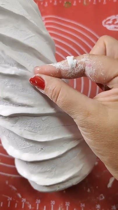 fotografia svietnika z modelovacej hmoty na svadobnom stole