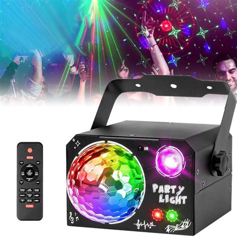 Ľudia tancujúci a spievajúci karaoke na disco párty