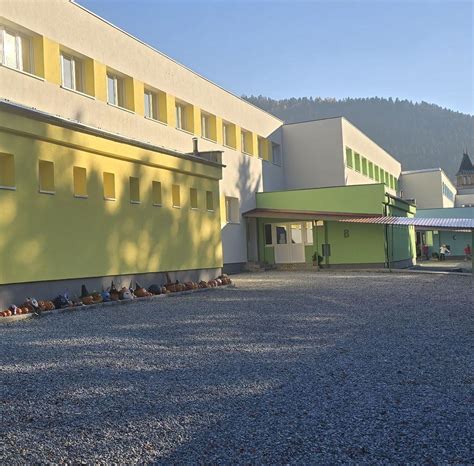 deti v zástere a čapiciach vykrajujú medovníčky, všade vôňa korenia