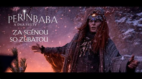 Zimná scéna z filmu Perinbaba so zasneženou krajinou