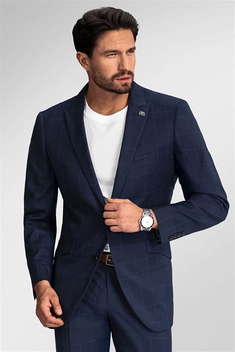 Elegantný muž v obleku na cirkevnej slávnosti