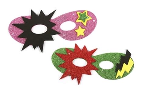 Koláž kreatívnych doplnkov na karneval: masky, korunky, škrabošky