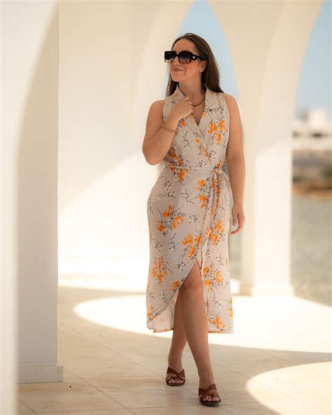 Žena v elegantných midi šatách pastelovej farby