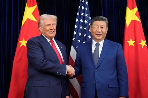 Donald Trump a čínsky prezident Si Ťin-pching si podávajú ruky