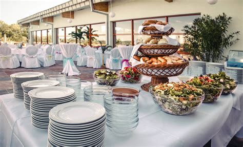 Hotelová reštaurácia s výhľadom na Dunaj, pripravená na svadobnú hostinu