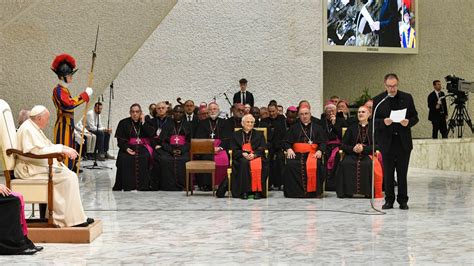 Scéna z dediny Vrisi s členmi rodiny Portokalosových