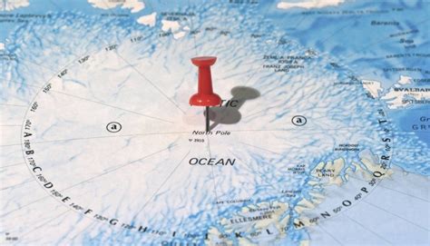 Mapa Arktídy s vyznačenou trasou plavby ľadoborca zo severného Ruska na severný pól.