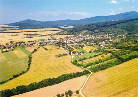 Letecký záber na areál Ranča u Bobiho v prírodnom prostredí pri rieke Hron