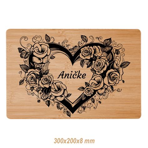 Ilustračné foto rôznych drevených darčekov pre mužov: gravírovaný korbel, doska na krájanie, krabička na alkohol.