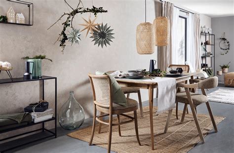 Inšpiratívna koláž moderných vianočných interiérov s dôrazom na prírodné materiály a teplé osvetlenie