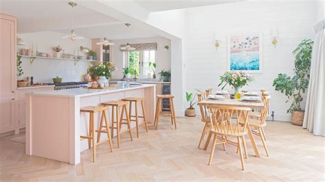 Grafické znázornenie farebných paliet pre vianočnú výzdobu: od zemitých tónov až po pastelové kombinácie