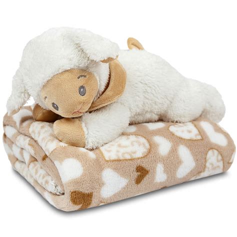 fotografia útulne zariadenej obývačky s dekou, sviečkami a vkusnými dekoráciami