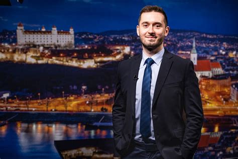 Jakub Gulík na javisku počas živého vystúpenia Ťažký týždeň
