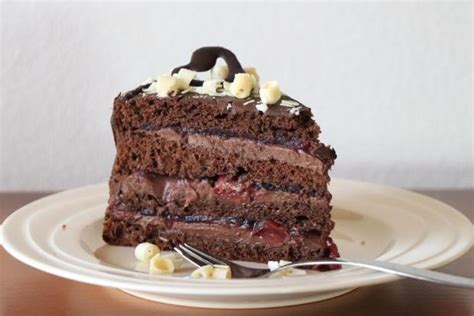 fotografia - okrúhla torta s višňami a bielym krémom