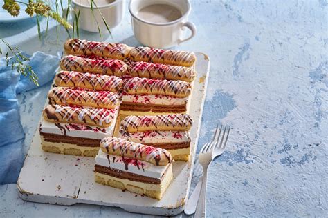 fotografia - torta ozdobená dlhými piškótami a farebnými cukríkmi