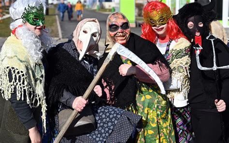 deti vyrábajúce masky na fašiangy v tvorivých dielňach