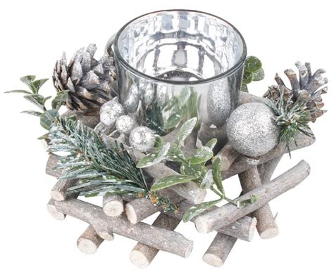 Ukážka slávnostne prestretého stola so striebornými doplnkami a pastelovými akcentmi