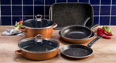 ilustračné foto: rôzny kuchynský riad Delimano, panvice, hrnce