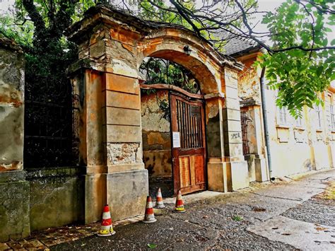 Pôdorysná schéma opevneného kaštieľa s vyznačením ústrednej budovy a bastiónov