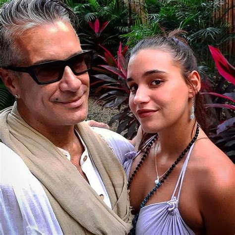 Fernando Carrillo a Maria Gabriela Rodriguez na svadbe na pláži