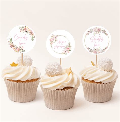 fotografia luxusného candy baru s ružovými a bielymi dezertmi