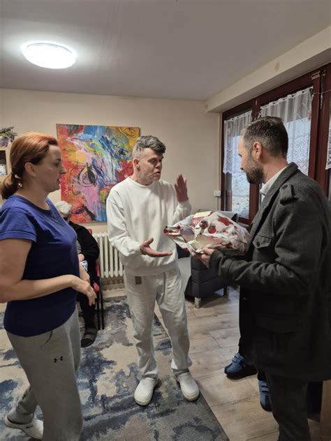 Zamestnanci v zábavných vianočných kostýmoch na súťaži