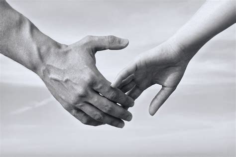 Predstava páru starších ľudí, ktorí sa drží za ruky.