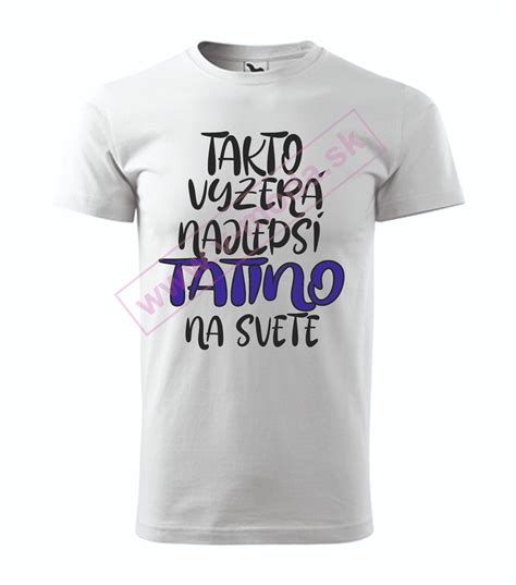 Dieťa v halloweenskom tričku s potlačou, ktorá vyzerá strašidelne a vtipne zároveň