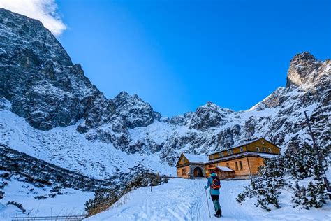 Zimná krajina s typickou zasneženou chalúpkou v štýle Josefa Ladu