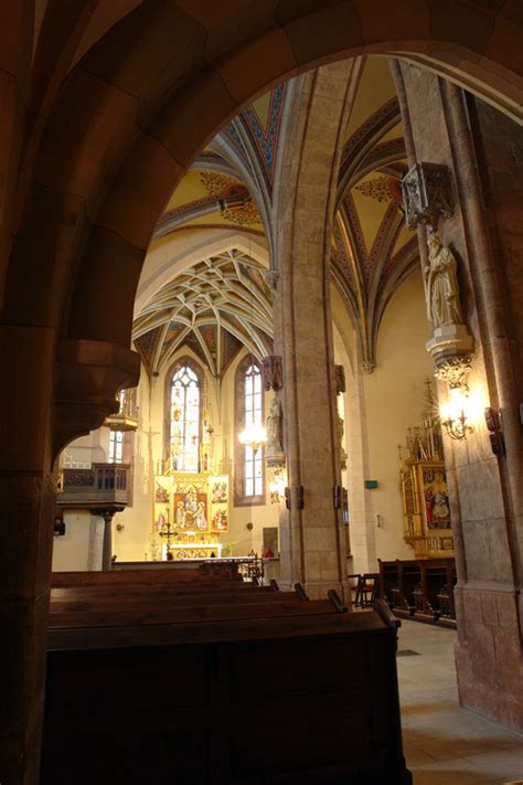 Interiér Kostola sv. Kataríny s detailom hviezdicovej klenby a historického oltára
