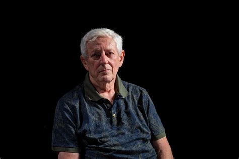 Fotografia hlavného hereckého obsadenia počas natáčania scény v univerzitnom prostredí