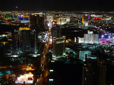 panoráma mesta Las Vegas s osvetlenými kasínami a hotelmi