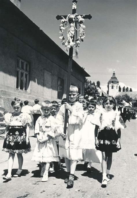 deti rozhadzujúce kvety počas procesie Božieho Tela